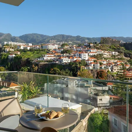 Maravilhas I By An Island *